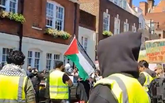 "افتحوا معبر رفح".. نشطاء يتظاهرون أمام السفارة المصرية في لندن