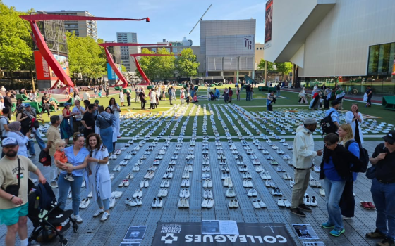 1200 حذاء أبيض بفعالية تكريم لشهداء القطاع الصحي بغزة