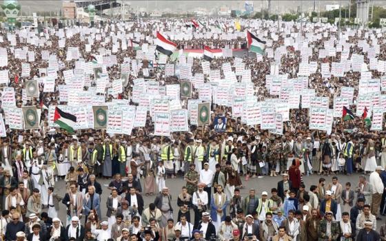 مئات آلاف اليمنيين يتظاهرون دعمًا لغزة وتنديدًا بالإبادة
