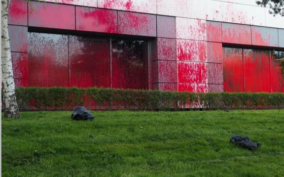 تؤمن تسليح الاحتلال ..نشطاء يستهدفون ثلاث مقار لشركة "أليانز" في بريطانيا