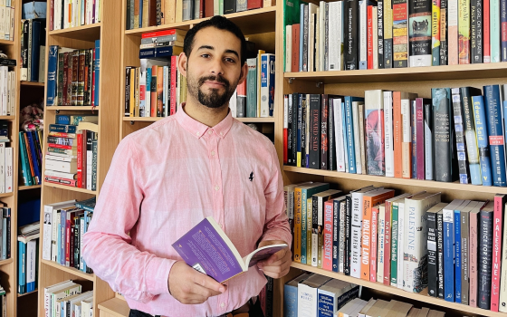 كاتب فلسطيني يفوز بجائزة عالمية بمقالات وثقت الإبادة بغزة