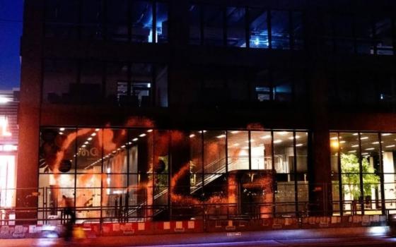 عشية ذكرى النكبة.. أنصار فلسطين يستهدفون برج "أمازون" في برلين