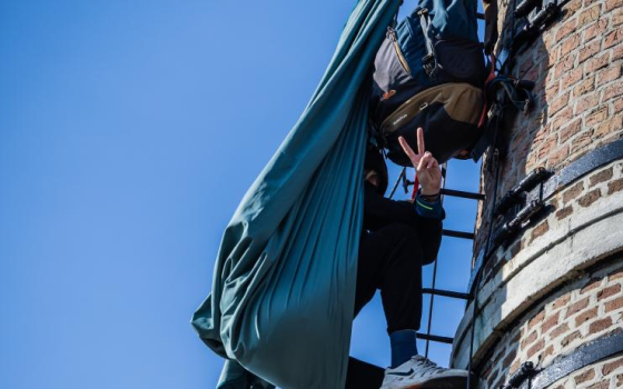 ناشط يتسلق مدخنة في هولندا رفضًا للتطبيع الأكاديمي