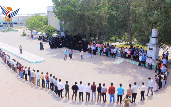 في جامعة الحديدة.. احتجاج مندد بالجرائم الأمريكية وداعم لفلسطين