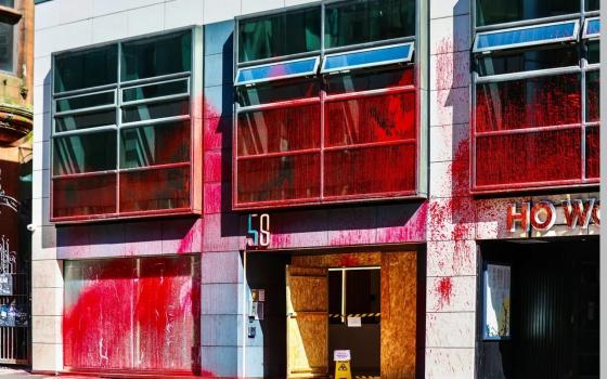 تؤمن الإبادة!.. نشطاء يستهدفون شركة "أليانز" في غلاسكو بذكرى النكبة