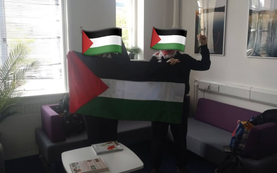 طلاب “كارديف” يحتلون مبنى للمطالبة بسحب الاستثمارات