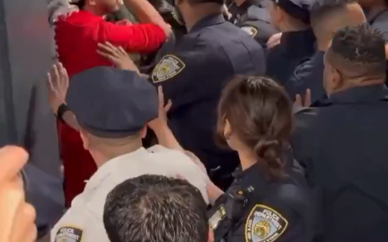 قمع التضامن مع فلسطين.. الشرطة الأمريكية في نيويورك تغلق محطة مترو في بروكلين