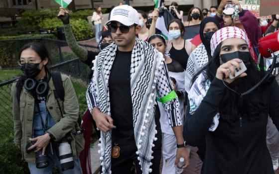 الطالب مهداوي يتهم جامعة كولومبيا بتدمير الديمقراطية