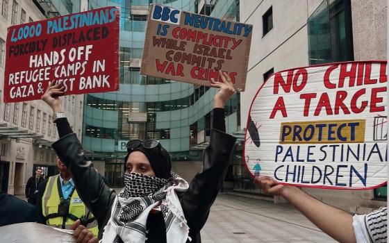 منحاز للاحتلال.. احتجاج أمام مقر "بي بي سي" في بريطانيا دعمًا لغزة