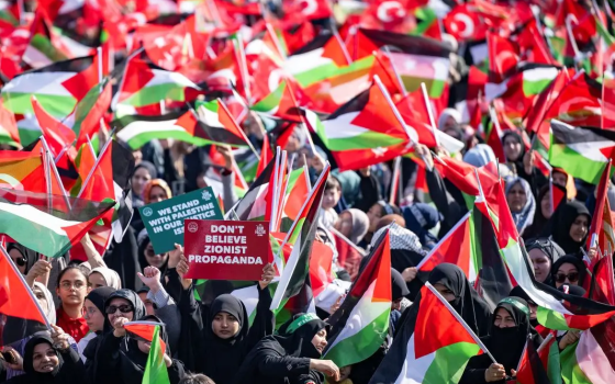 مساعدات استهدفها الاحتلال..  مظاهرة تركية تحيي ذكرى “مافي مرمرة” وتندد بمجاعة غزة