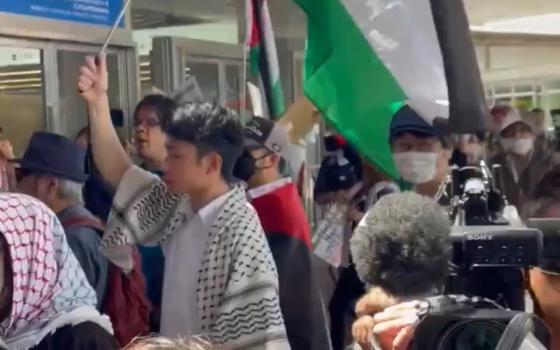 يُشارك فيه الاحتلال.. يابانيون يتظاهرون أمام معرض أسلحة في مدينة تشيبا