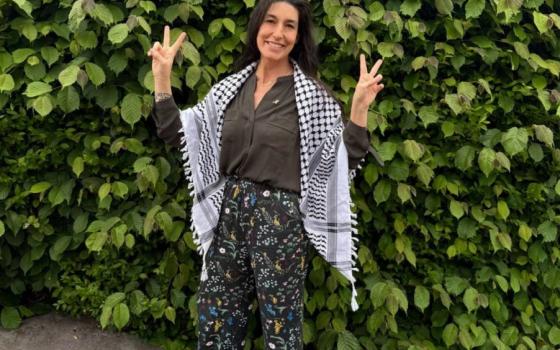 حجارة بأسماء أطفال غزة! البراءة لناشطة استهدفت بنك “باركليز” الداعم للإبادة