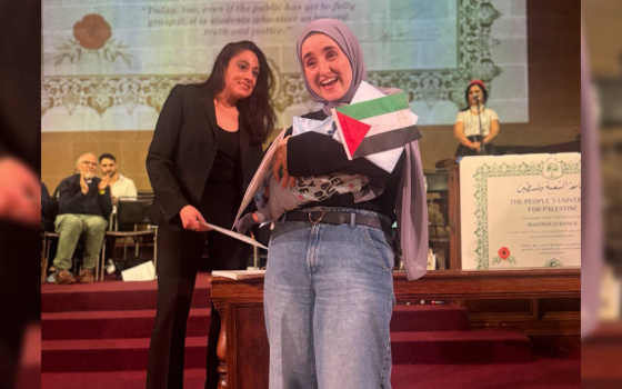 زوجة الطالب المعتقل “محمود خليل” تستلم شهادته نيابة عنه