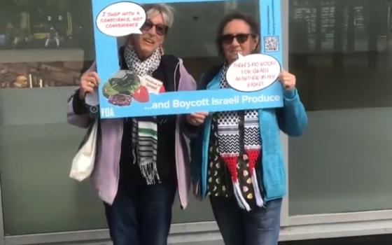 قاطعوا المنتجات الإسرائيلية.. احتجاج أمام “تيسكو” في سانت إينوك بغلاسكو
