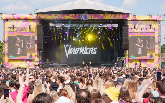 لا لتبييض الإبادة بالموسيقى!  احتجاج أثناء فعالية لـ “KKR” الداعمة لترويج المستوطنات