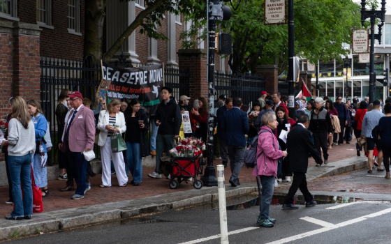 احتجاج لمنظمات تضامنية أثناء تخرج جامعة هارفارد 2025