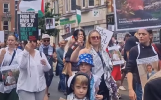 "العدالة لهند رجب" مسيرة صامتة في ليدز لأجل أطفال غزة