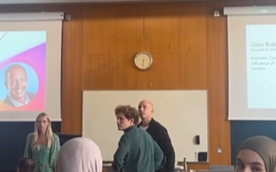 “ابتهال مصدر فخرنا”.. طلاب “كوليدج لندن” يقاطعون مديرًا من مايكروسوفت