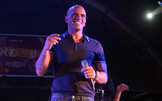 في فرنسا.. ناشط يحتج ضد حفل لمغني إسرائيلي دعا لمحو غزة