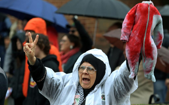 أفرجوا عن “مادلين”.. احتجاج داعم لفلسطين يحاصر مكتب رئيس الوزراء الأسترالي