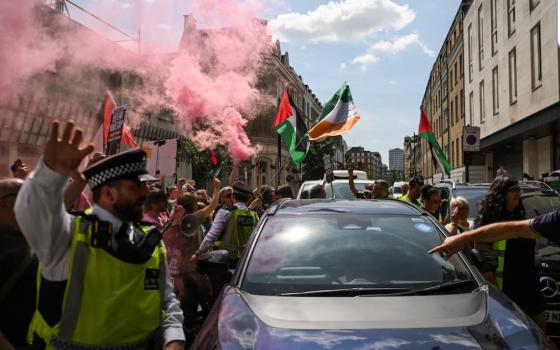 متهمة بدعم الإرهاب!.. احتجاج يدعم فرقة "نيكاب" الأيرلندية أمام محكمة بريطانية