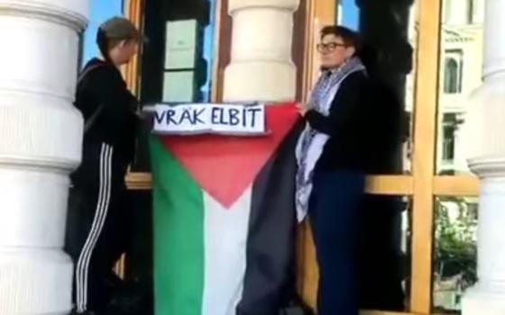 في السويد.. ناشطان يحاصران مكتبًا للعقارات لمطالبته بطرد "إلبيت"