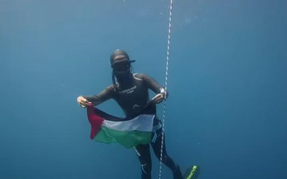 غطاسة مكسيكية ترفع العلم الفلسطيني بأعماق البحر