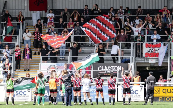 قرارٌ مخزٍ!.. إلغاء نهائي إنجليزي بسبب أعلام فلسطين على المدرجات