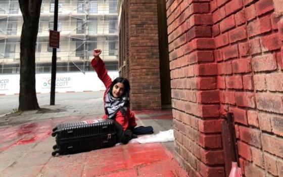 يؤمن "إلبيت".. نشطاء يستهدفون المقر الرئيسي لشركة "أليانز" في بريستول