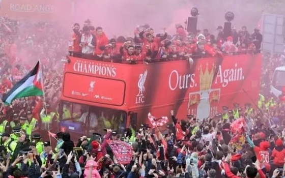 حضور التضامن مع فلسطين باحتفالات فوز “ليفربول” بالدوري