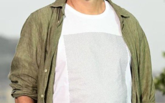 “أسانج” يرتدي قميصًا بأسماء شهداء أطفال غزة بمهرجان “كان