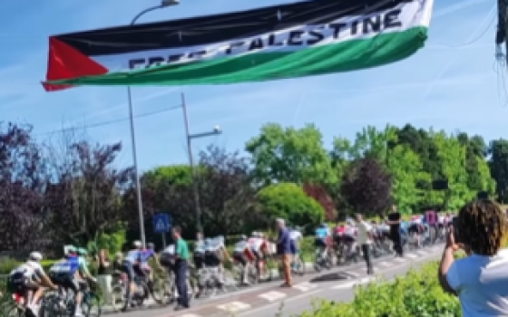 رفع العلم الفلسطيني بثاني أهم سباق للدراجات بالعالم