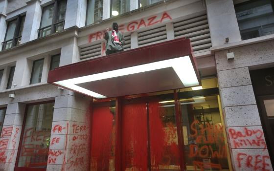 يُسلح الإبادة.. ناشطان يغلقان مقر شركة “ليوناردو” في لندن