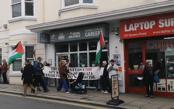 احتجاج مندد بتنفيذ بريطانيا 500 مهمة تجسس فوق غزة