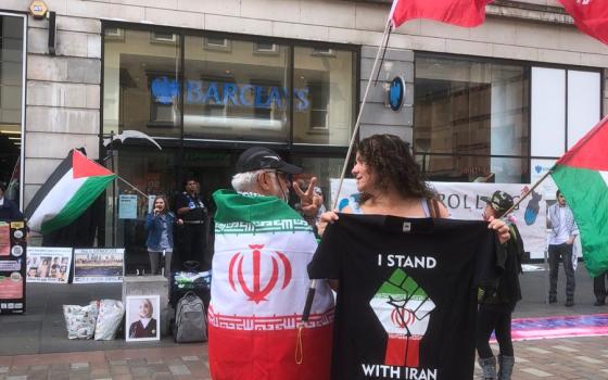 يساهم في الإبادة.. أنصار فلسطين يحتجون أمام بنك "باركليز" في غلاسكو