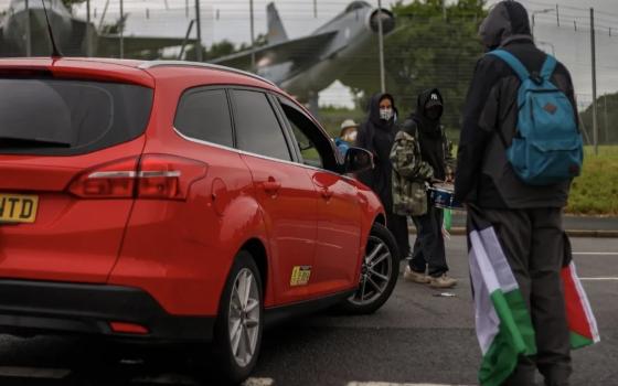 احتجاج يحاصر مصنع يورد أجزاء "إف 35" للاحتلال