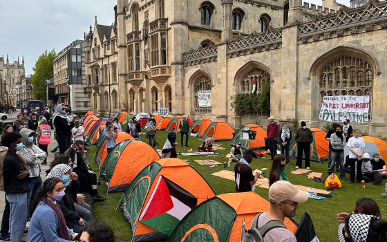 بعد الأوامر بحلّه..  طلاب كامبريدج ينصبون مخيمًا جديدًا لفلسطين
