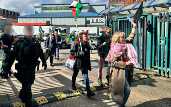 احتجاج أيرلندي أمام الـ “بي بي سي” تنديدًا بتغطيتها للإبادة