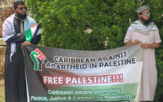 دعم عالمي للقضية! مظاهرة تضامنية في “باربادوس” أمام السفارة الأمريكية