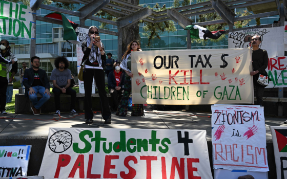 "رغم العقوبات، يبقى واجبنا"  "كلية دارتموث توقف طالبين عن الدراسة بسبب دعمهما لفلسطين