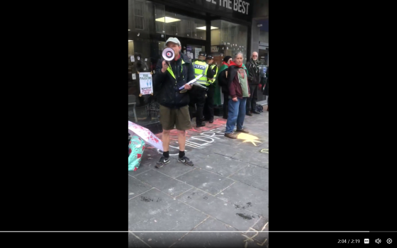 "أوقفوا قتل الفلسطينيين" وقفة احتجاجية أمام مكاتب التجنيد في غلاسكو دعمًا لغزة