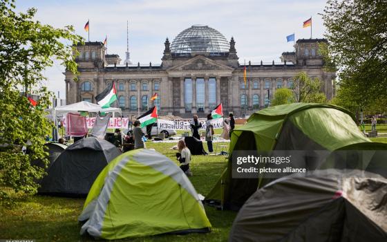 "لا لتصدير السلاح لإسرائيل" مخيم احتجاجي في برلين رفضًا لدعم كيان الاحتلال