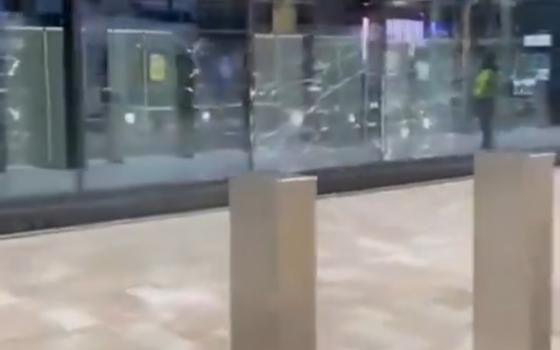 يمول الإبادة  نشطاء يستهدفون مقر بنك “جي بي مورجان” في غلاسكو