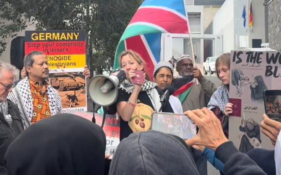 "متواطئة بالإبادة" وقفة احتجاجية أمام القنصلية الألمانية في كيب تاون