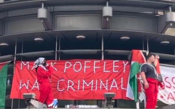 في لندن.. نشطاء يحتلون شركة استشارات عسكرية مملوكة لمدير “إلبيت”