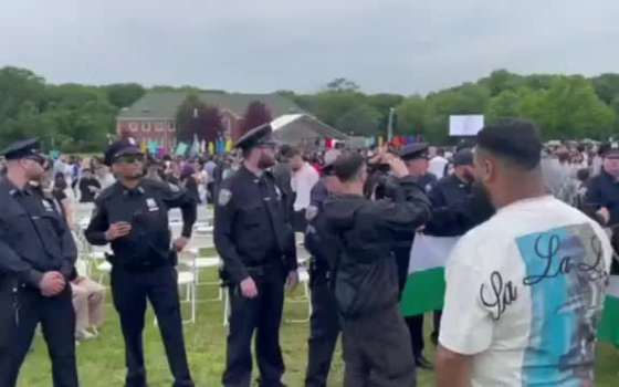 تعطيل التخرج بجامعة مدينة نيويورك بهتافات دعم فلسطين