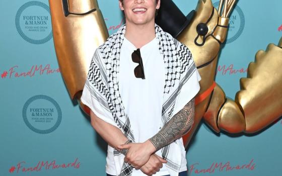 لليوم الـ 18.. شيف بريطاني يواصل إضرابه عن الطعام تنديدًا بتجويع غزة