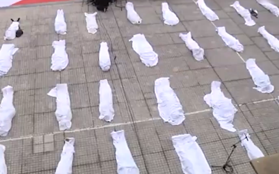 مظاهرة بالأكفان تضامنًا مع غزة في إسبانيا