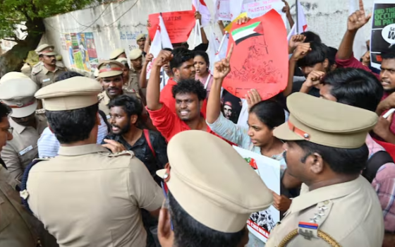 “منافية للقومية”!  معهد هندي يطرد طلاب كتبوا شعارات داعمة لفلسطين  