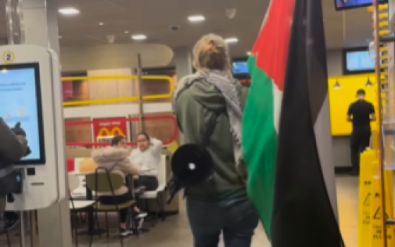 “برغر يمول القنابل”..  احتجاج فردي داخل ماكدونالدز في لندن